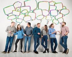 grupo de Niños y muchachas hablar hablando a cada otro. concepto de social personas foto