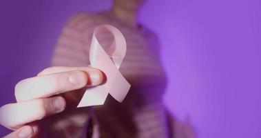 mujer manos participación un cinta para mundo cáncer día video