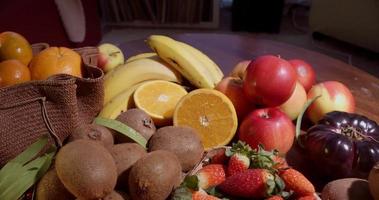Sommer- Früchte auf ein Tabelle video