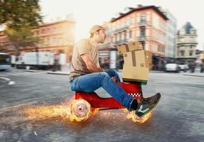 mensajero conducir rápido con un juguete coche. concepto de rápido y Rápido entrega. cian antecedentes foto