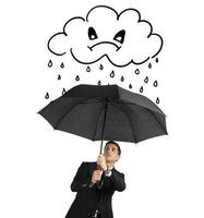 empresario con paraguas y un enojado nube con lluvia. concepto de crisis y financiero nubes. aislado en blanco antecedentes foto