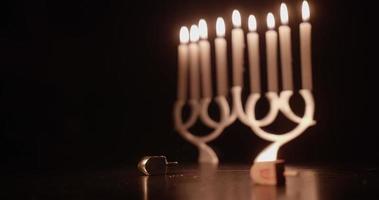 Encendiendo arriba un Menorah o hannukkiah para Janucá video