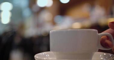 mujer teniendo un café a un bar video