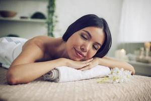 mujer relajante con un masaje en un spa centrar foto