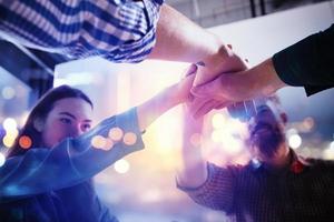 apretón de manos negocio persona en oficina. concepto de trabajo en equipo y camaradería. doble exposición con ligero efectos foto