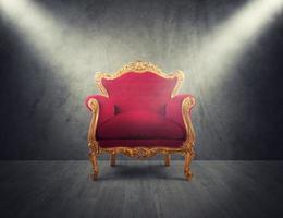 rojo y oro lujo sillón. concepto de éxito y gloria foto