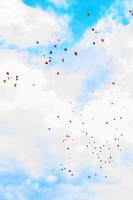 globos en el cielo. muchos multicolor globos lanzado dentro el cielo foto