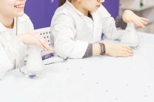 niños estudiar Ciencias educación. químico laboratorio con prueba tubos para experimentos y multicolor líquidos foto