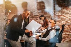 grupo de negocio personas tener un reunión acerca de empresa estadísticas foto