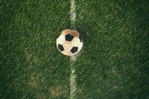 pelota en el centro del campo centrar Listo a ser golpeado foto