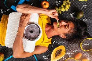 contento mujer comer sano y trenes en el gimnasio foto