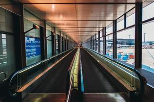 aeronave pista de un moderno aeropuerto edificio foto