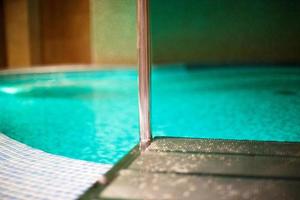 piscina en el spa centro. gotas de agua en el escalera a el piscina foto