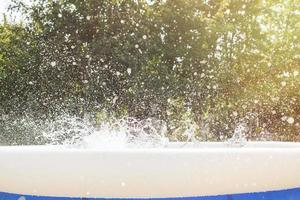 chapoteo de agua en el nadando piscina desde niño saltar. agua chapoteo antecedentes. foto