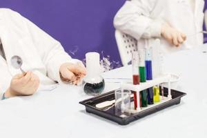 niños estudiar Ciencias educación. químico laboratorio con prueba tubos para experimentos y multicolor líquidos foto