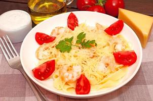 pasta con camarones, Tomates y parmesano queso foto