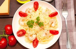 pasta con camarones, Tomates y parmesano queso foto