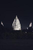 vista del templo de prambanan por la noche foto