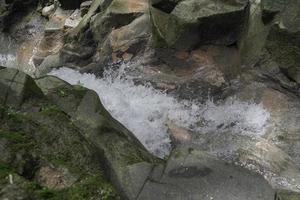 el gluglú agua de el kedung peduto río es fresco, rocoso y limpio. foto