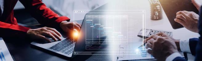 proyecto gerente trabajando con Gantt gráfico calendario a plan Tareas y entregables. Planificación ocupaciones con un planificación software, corporativo estrategia para finanzas, operaciones, ventas, marketing. foto