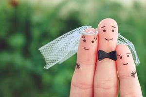 dedos Arte de contento Pareja a obtener casado. concepto de hijastro es alegría acerca de boda. tonificado imagen. foto