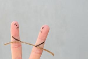 dedos Arte de Pareja. ellos jugando tirón de guerra con cuerda. foto
