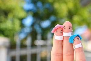 arte de los dedos de la familia con mascarilla. foto