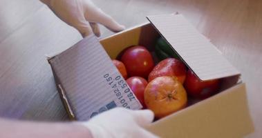 porter une pack de des fruits et des légumes video