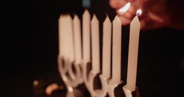 belysning upp en menora eller hannukkiah för hanukkah video