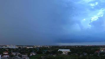 bewolkt en regenachtig en donder video