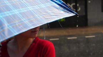 fille avec parapluie dans le pluie video