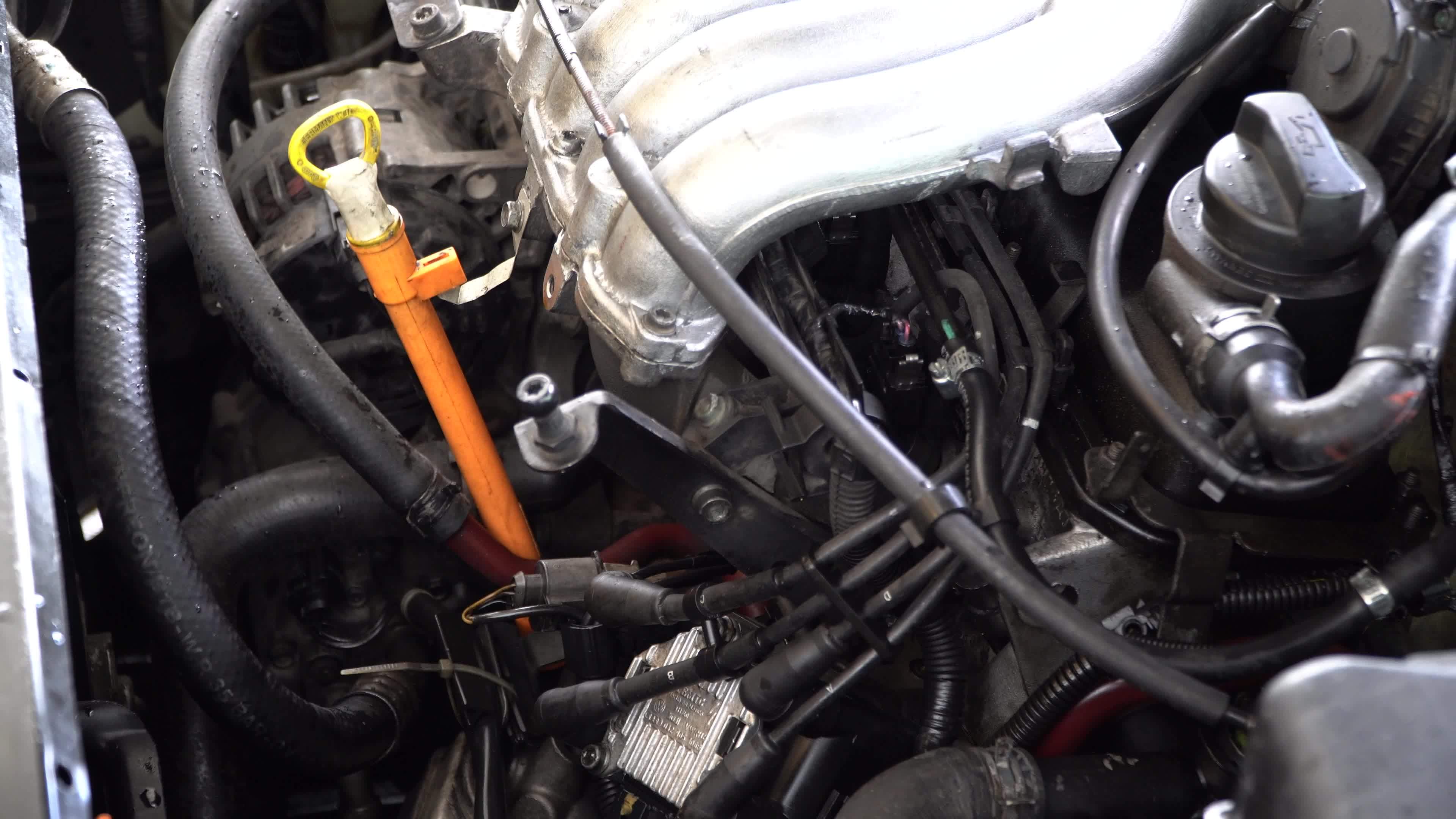 Start the engine after overhaul in the garage.Maintenance car. 20750455