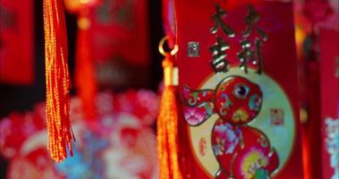 chino decoración en contra un oscuro antecedentes para celebrando nuevo año video