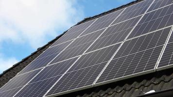 laps de temps de panneaux solaires produisant de l'énergie propre sur le toit d'une maison d'habitation. video