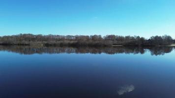 antenne visie van een mooi meer in Duitsland zonnig het weer. video