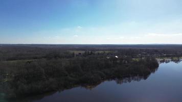 aéreo ver de un hermosa lago en Alemania soleado clima. video