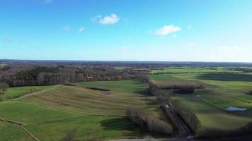 aereo Visualizza di un' fuco di un' foresta e terreni agricoli con piccolo nazione strade e aziende agricole nel fra. video