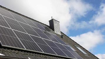 laps de temps de panneaux solaires produisant de l'énergie propre sur le toit d'une maison d'habitation. video