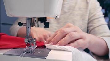costurera a trabajo en un de coser máquina. de coser ropa desde tela video