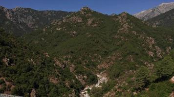 aérien en arrière vue de des ponts dans vallée video