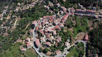 Antenne oben Nieder Aussicht von ein Dorf im Berge video