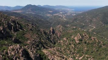 Antenne Aussicht von ein felsig Senke im Berg und Meer im zurück video