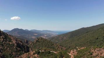 aérien descendant vue de Montagne et pin des arbres video