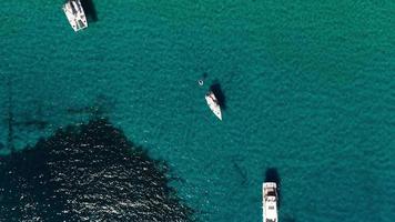 antenne top naar beneden visie van jachten in zee en strand kust met huis video