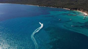 Antenne Aussicht von Geschwindigkeit Boot mit Ring auf Meer video