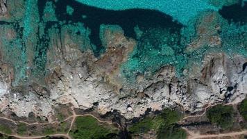 aereo superiore giù Visualizza di mare costa con rocce video
