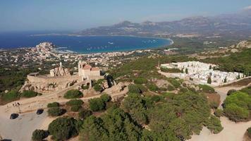 aérien vue de notre dame della serra au dessus calvi video