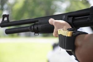 escopeta tirador mirando adelante a el disparo objetivo mientras practicando escopeta tiroteo. foto