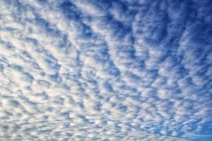 nubes suaves de luz blanca flotando en el cielo azul. fondo del paisaje matutino de la naturaleza. claro viento primaveral. brillante día de verano. cielo de aire tranquilo de invierno. panorama abstracto. cambiar el clima. vista de ángulo bajo foto