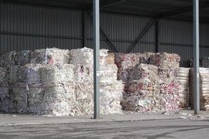 pila de textura compacta de papel de desecho para reciclar en la planta de clasificación. tecnología de reutilización de materiales. pila de papel triturado. salvar el concepto de ecología del planeta. industria de fábrica de contaminación reducida. de cerca foto